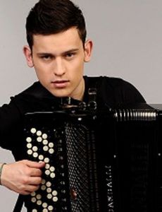 Ádám Szabó (singer) novio de Nikolett Erdei