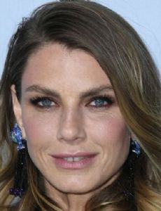 Angela Lindvall esposa de William Edwards