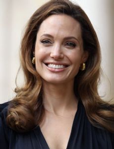 Angelina Jolie novia de Timothy Hutton