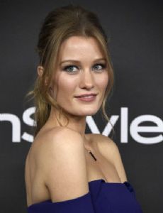 Ashley Hinshaw esposa de Topher Grace