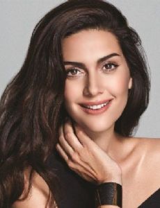 Bergüzar Korel novia de Tan Sagturk