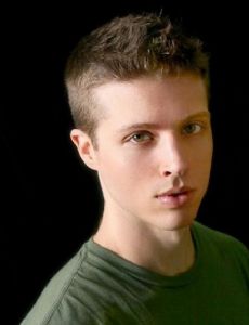 Brock Kelly novio de Ashley Greene