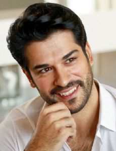 Burak Özçivit novio de Zeynep Dörtkardesler