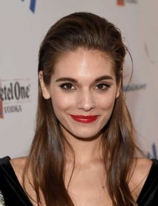 Caitlin Stasey novia de Dean Geyer