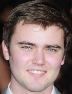 Cameron Bright novio de Dakota Fanning