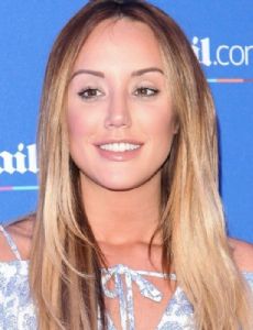 Charlotte Crosby novia de Jake Ankers