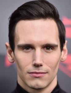 Cory Michael Smith novio de Emilia Clarke