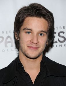 Devon Werkheiser novio de Molly McCook