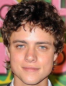 Douglas Smith novio de Lyndsy Fonseca