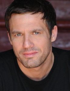 Jamie Lomas novio de Chloe Peers