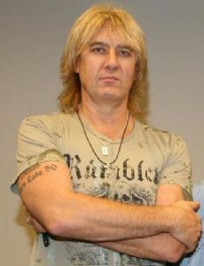 Joe Elliott esposo de Karla Ramdhani