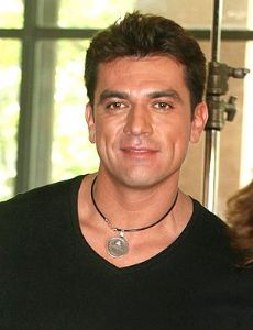 Jorge Salinas esposo de Elizabeth Álvarez