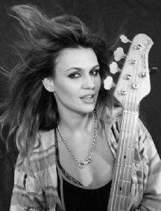 Julia Lage (musician) esposa de Richie Kotzen