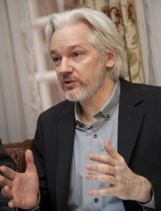 Julian Assange novio de Pamela Anderson