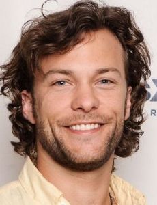 Kyle Schmid esposo de Caity Lotz