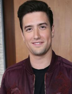 Logan Henderson novio de Britt Robertson