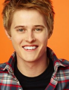 Lucas Grabeel novio de Emily Morris