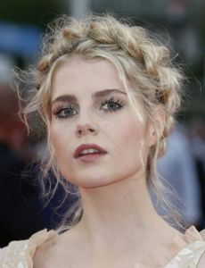 Lucy Boynton novia de Rami Malek