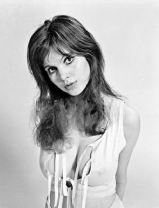 Madeline Smith amante de Roger Moore