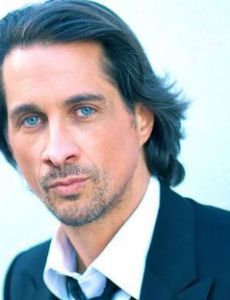 Michael Easton esposo de Ginevra Arabia