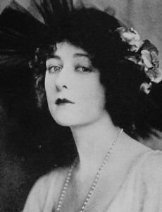 Mildred Harris amante de Alla Nazimova
