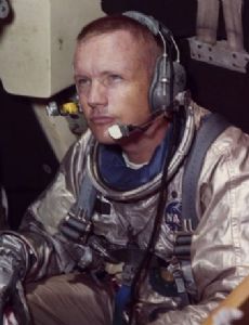 Neil Armstrong novio de Connie Stevens