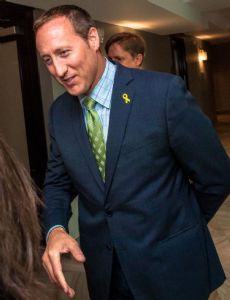 Peter Mackay novio de Sophie Desmarais