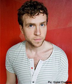 Rafe Spall esposo de Elize du Toit