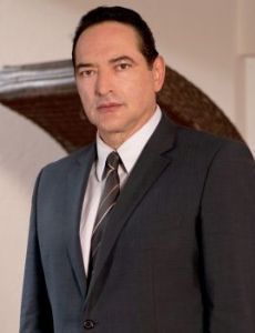 Roberto Ballesteros esposo de Azela Robinson