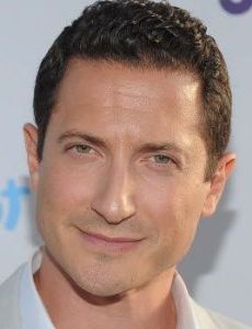 Sasha Roiz novio de Asha Leo