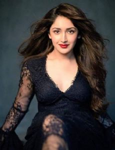 Sayesha Saigal esposa de Arya