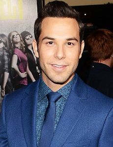 Skylar Astin novio de Lisa Osbourne