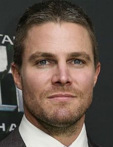 Stephen Amell esposo de Carolyn Lawrence