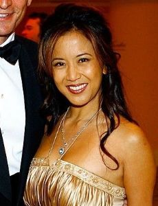 Tracy Lin (Dr.) esposa de Rex Smith