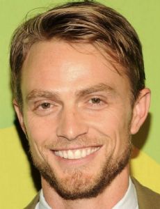 Wilson Bethel novio de Hassie Harrison