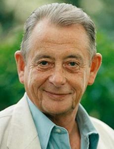 Derek Fowlds