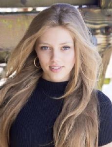 Grace Van Dien